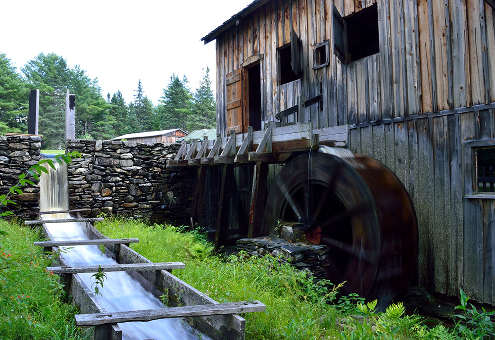 Mill with moving wheel